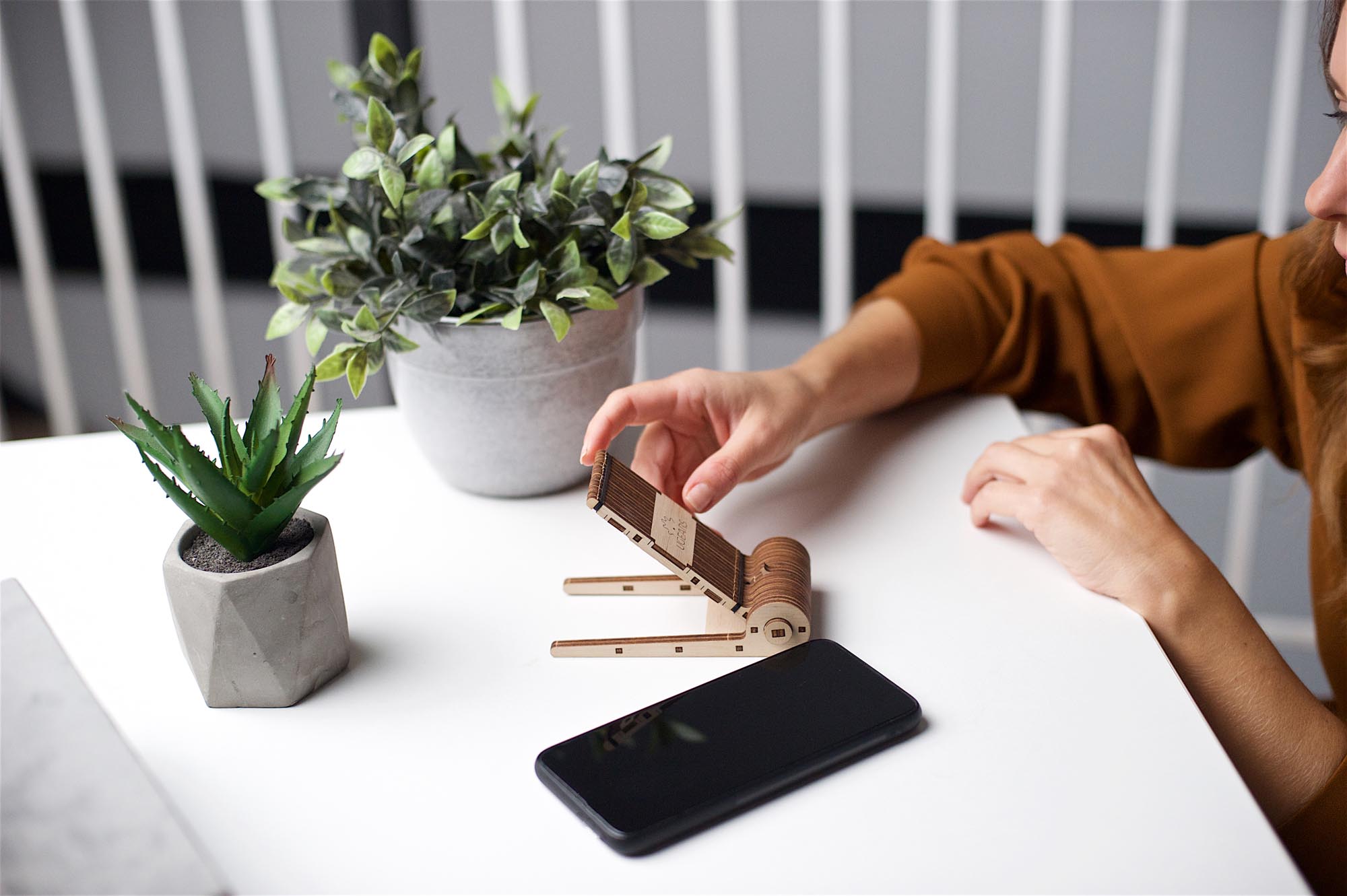 UGEARS Mechanical Wooden Model Foldable Phone Holder Stand
