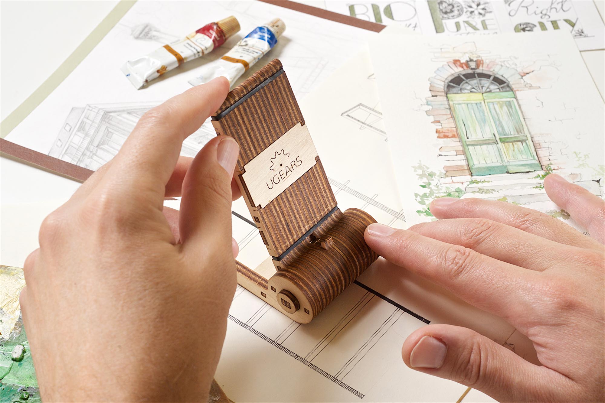 UGEARS Mechanical Wooden Model Foldable Phone Holder Stand